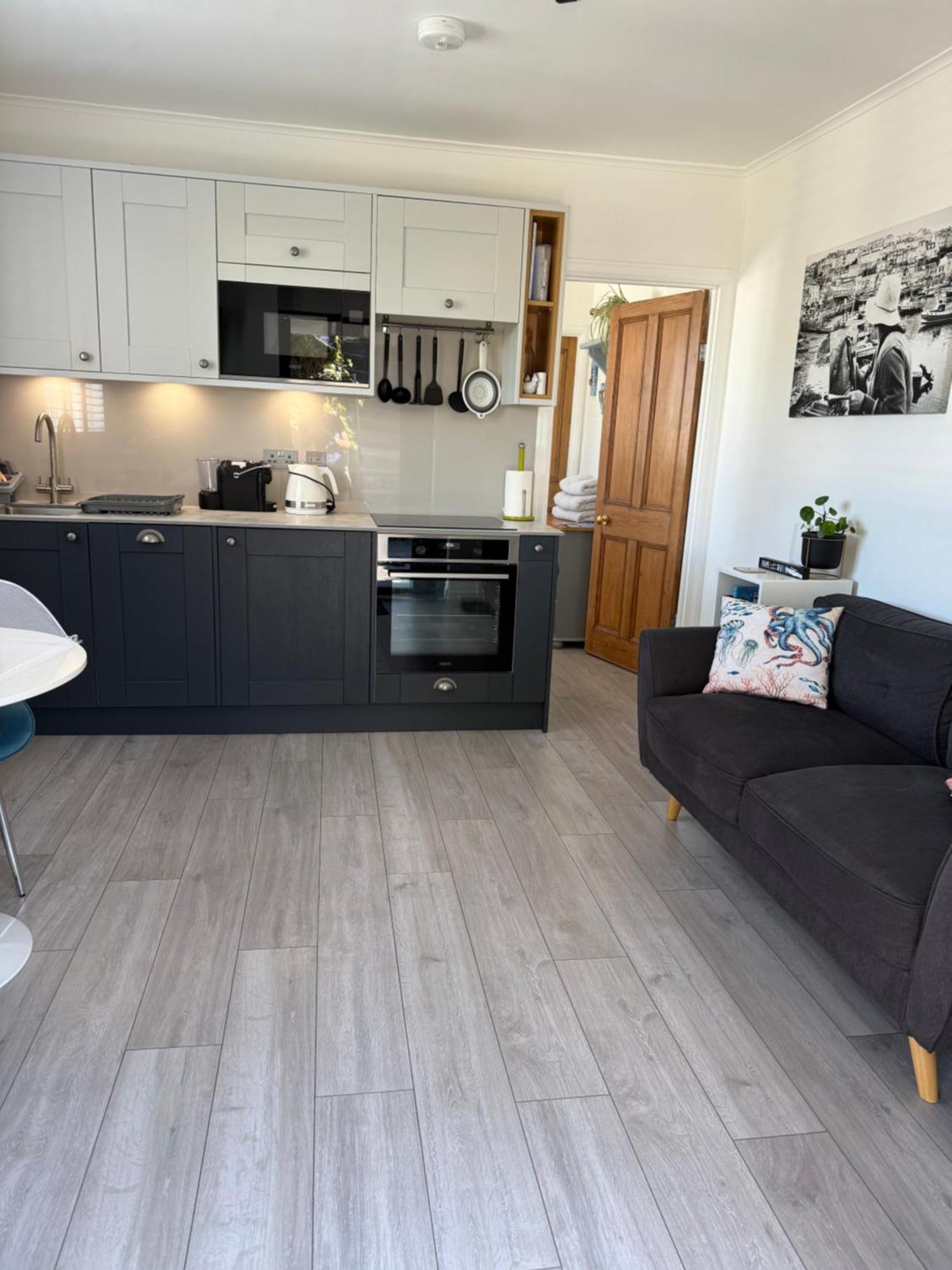 Little Trevio - Seaside Haven With Parking And Sea Views Lägenhet Brixham Exteriör bild